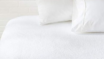 Amazonbasics Hypoallergenic Vinyl-Free Waterproof Mattress Protector, Single (39″ X 75″ – Suitable For Single Bed, White)